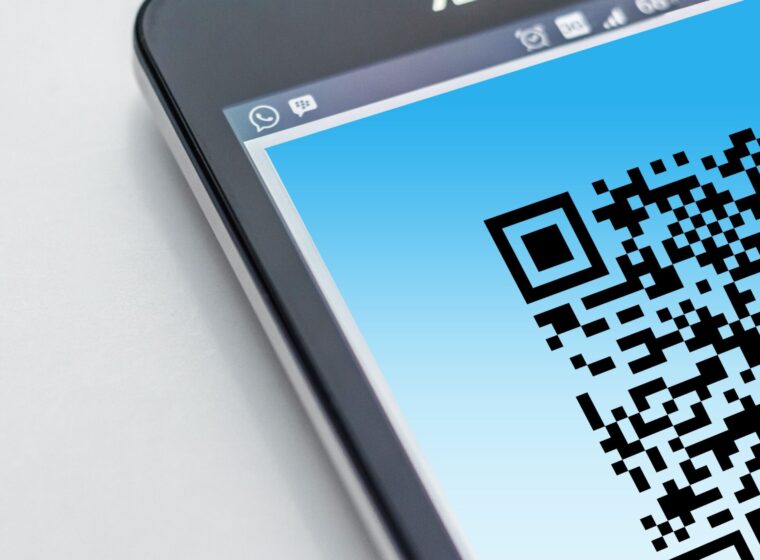 Free High-resolution close-up of a smartphone displaying a QR code on its screen. Stock Photo